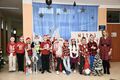 Zdjęcie 1 – uczniowie klasy III, święty Mikołaj oraz wychowawczyni, pani Laura Adamiak