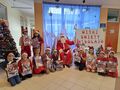 Zdjęcie 2 – uczniowie klasy II oraz święty Mikołaj
